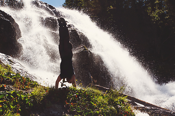 포토 JPG 해외이미지 라이프스타일 남자 행복 스포츠 여행 백그라운드 캐나다 배낭 자국 자연 휴가 산 건강 한명 사람 풍경 성인 야외 여름 운동 여행객 놀람 봄 산책 트래킹 하이킹 가을 숲 묘기 체조선수 내추럴 백패커 하이커 해외202004 해외포토 1 계절 감정 북아메리카 가방 레저 휴식 운동선수 표정 생활 생태계 체조 파일형식 이미지허브
