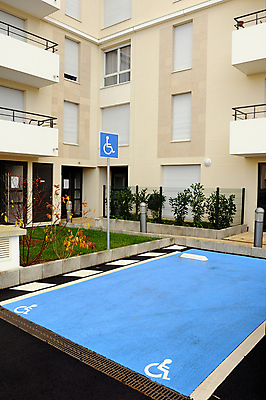 포토 JPG 해외이미지 아이콘 디자인 산업 백그라운드 비즈니스 건축양식 교통시설 새로움 사람없음 건물 파란색 유행 우주 페인트 줄무늬 장비 도시 그리기 운전사 보행로 재산 보호 주차 장애인 심볼 사인 휠체어 대각선 장애 차별 해외202004 해외포토 직업 건축물 건축 길 선 컬러 교통 컨셉 무늬 모션 금융 시설 파일형식 이미지허브