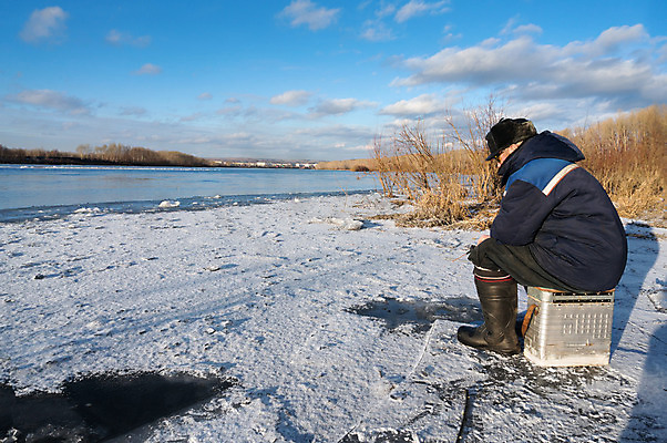 포토 JPG 해외이미지 남자 호수 스포츠 겨울 자연 하늘 낚시 어류 한명 사람 취미 야외 강 냉동 얼음 추위 구멍 기다림 낚시꾼 민물 인내 해외202004 해외포토 자연요소 1 계절 모션 레저 수중동물 생태계 파일형식 이미지허브