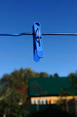 포토 JPG 해외이미지 나무 하늘 주택 사람없음 파란색 마을 정원 빨래집게 해외202004 해외포토 식물 컬러 집게 건물 파일형식 이미지허브