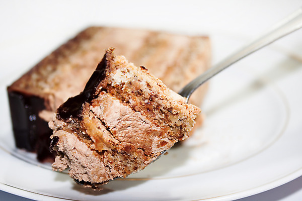 포토 JPG 해외이미지 접시 음식 조각 부분 휴가 디저트 기념 사람없음 장식 빨간색 갈색 케이크 초콜릿 어둠 빵집 촉촉함 흰색 신선 생일 체리 달콤 맛 설탕 자르기 굽기 먹기 크림 코코아 핸드메이드 해외202004 해외포토 식기 기념일 음료 컬러 컨셉 과일 모션 상점 젖음 구이 파일형식 이미지허브