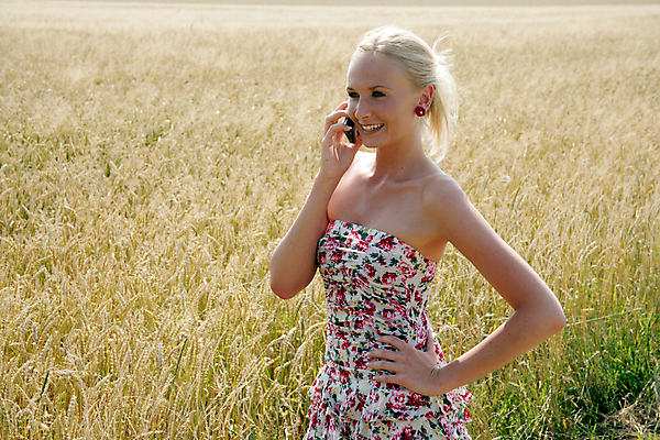 포토 JPG 해외이미지 드레스 여자 음악 여행 밭 통신 모바일 휴가 휴식 대화 한명 미소 웃음 풍경 소녀 여름 스마트폰 핸드폰 금발 태양 걷기 봄 산책 기쁨 듣기 하이킹 자유 뉴스 MP3 낟알 땅 전화기 만족 바둑 의사소통 해외202004 해외포토 자연요소 1 헤어스타일 옷 계절 감정 어린이 컨셉 농업 모션 놀이 레저 문화예술 표정 말하기 사람 전자제품 스마트기기 파일형식 이미지허브