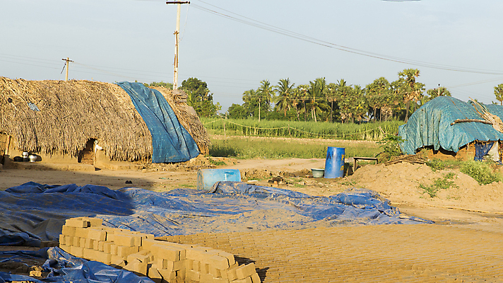 포토 JPG 해외이미지 캐릭터 전통 응시 행복 감정 아시아 문화 얼굴 어린이 여행 휴가 미래 벽돌 노동자 피곤 사람 앉기 동양인 소년 사람없음 햇빛 반사 침묵 블록 화물 업무 제조 가난 인도인 호기심 골 집시 힌두교 해외202004 해외포토 외국인 직업 시선 남자 나라 종교 컨셉 모션 인종 신체부위 태양 소리 운송업 작업 파일형식 이미지허브