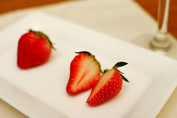 포토 JPG 해외이미지 열매 음식 컨셉 십자가 다이어트 과일 부분 딸기 디저트 건강 사탕 요리 사람없음 빨간색 빛 식당 신선 달콤 맛 자르기 유기농 레이아웃 날것 내추럴 고립 해외202004 해외포토 식물 웰빙 컬러 모션 상점 파일형식 이미지허브