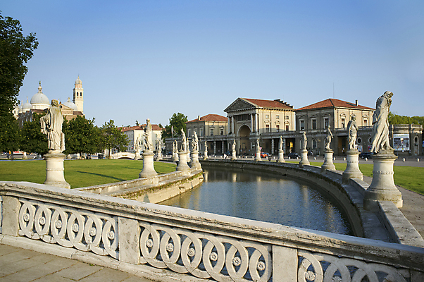 포토 JPG 해외이미지 공원 조각 풍경 사람없음 울타리 조각상 성당 정원 이탈리아 도시 타운 배수구 해외202004 해외포토 공공시설 유럽 종교건축 담장 조형물 파일형식 이미지허브