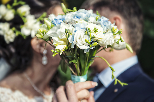 포토 JPG 해외이미지 백인 손 커플 드레스 여자 남자 꽃 행복 꽃다발 결혼 백그라운드 꽃무늬 가족 신혼부부 결혼식 키스 함께함 사랑 사람 성인 사람없음 장식 초록색 장미 흰색 시골 축하 잡기 우아함 배열 보헤미아 스타일 해외202004 해외포토 서양인 식물 부부 옷 감정 컬러 컨셉 무늬 관계 모션 이벤트 신체부위 애정표현 신혼 파일형식 이미지허브