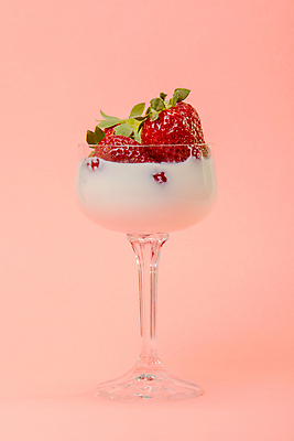 포토 JPG 해외이미지 계절 열매 음식 조각 백그라운드 다이어트 과일 유리 딸기 디저트 건강 사람없음 빨간색 초록색 봄 활발 신선 시장 달콤 맛 아침식사 먹기 크림 상쾌 유기농 칼로리 채식주의자 해외202004 해외포토 식물 웰빙 감정 컬러 컨셉 모션 재질 식사 채식 파일형식 이미지허브