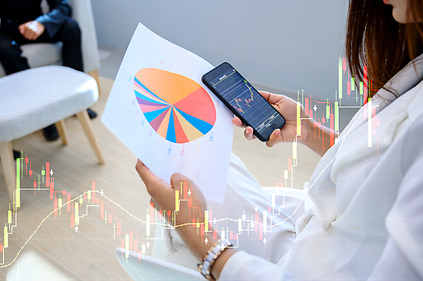 포토 JPG 해외이미지 직업 컨셉 인터넷 회사 비즈니스 통신 통계 성공 모바일 그래프 한명 사람 금융 노트북 스마트폰 컴퓨터 연필 스크린 자료 성장 비즈니스맨 결과 계획 토론 분석 동료 무역 보고서 문서 투자 자원 진행 개발 리뷰 마케팅 경제학 가상 힙스터 해외202004 해외포토 1 교육 패션 남자 산업 관계 학용품 경제 전자제품 핸드폰 스마트기기 필기구 직장인 파일형식 이미지허브