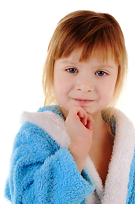 포토 JPG 해외이미지 백인 1 손 응시 드레스 여자 행복 얼굴 어린이 포즈 백그라운드 생각 장난 한명 사람 파란색 금발 유치원 흰색 표현 목욕가운 오픈 작음 고립 배려 표현성 해외202004 해외포토 서양인 헤어스타일 시선 옷 교육 감정 컬러 신체부위 가운 크기 파일형식 이미지허브