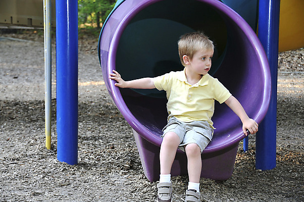 포토 JPG 해외이미지 라이프스타일 공원 남자 어린이 장난 학교 놀이 휴가 한명 웃음 사람 소년 야외 미끄럼틀 놀이터 속도 흥분 해외202004 해외포토 1 공공시설 교육 감정 표정 생활 놀이기구 파일형식 이미지허브