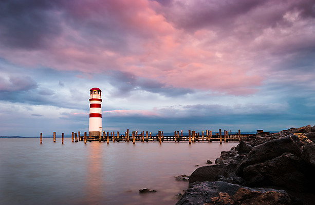 포토 JPG 해외이미지 구름 응시 유럽 호수 파도 바다 분홍색 여행 하늘 휴가 등대 항해 경고 안전 사람없음 목재 물 빛 햇빛 일출 탑 항구 어둠 황혼 일몰 새벽 오스트리아 야간 저녁 방파제 포트 네비게이션 두더지 해외202004 해외포토 자연요소 나무 건축물 시선 공공시설 나라 컬러 배_교통 재료 교통시설 태양 노을 파일형식 이미지허브