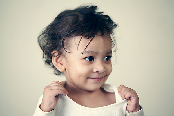 포토 JPG 해외이미지 행복 어린이 셔츠 한명 소년 검은색 어둠 흰색 표현 아기 잡기 작음 인도인 해외202004 해외포토 외국인 1 남자 감정 컬러 상의 모션 사람 동양인 크기 파일형식 이미지허브