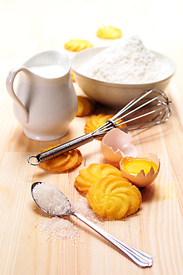 포토 JPG 해외이미지 그릇 주전자 사람없음 쿠키 계란 숟가락 우유 설탕 준비 밀가루 제빵 거품기 나무배경 해외202004 해외포토 식기 백그라운드 주방용품 디저트 유제품 수저 제과제빵 알 가루 파일형식 이미지허브