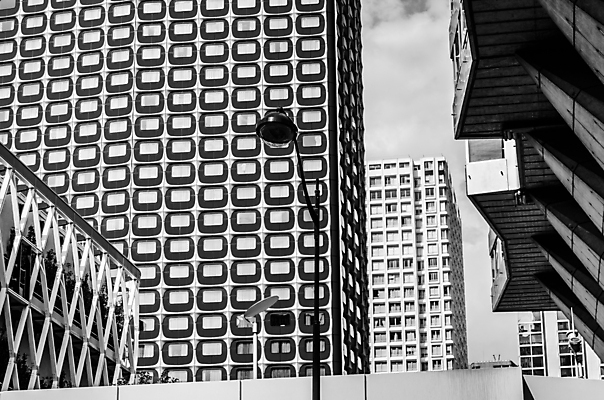 포토 JPG 해외이미지 모양 디자인 외관 유럽 산업 패턴 비즈니스 건축양식 유리 성공 미래 새로움 아이디어 사람없음 야외 여름 금융 도시풍경 글로벌 사무실 햇빛 탑 검은색 고층빌딩 프랑스 흰색 등불 도시 센터 큼 각도 장면 지역 개발 리듬 철강 파리(프랑스) 해외202004 해외포토 건축물 계절 건축 나라 컬러 컨셉 무늬 재질 조명 풍경 빌딩 경제 태양 크기 파일형식 이미지허브