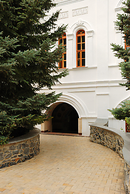 포토 JPG 해외이미지 외관 도로 길 건축양식 창문 벽돌 주택 사람없음 건물 장식 초록색 빛 교회 정원 차도 도시 오픈 복도 보행자 고급 오솔길 맨션 아치 원예 대문 석회암 옛날 정중 해외202004 해외포토 건축물 건축 컬러 컨셉 종교건축 교통시설 취미 문 암석 파일형식 이미지허브