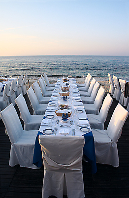 포토 JPG 해외이미지 식기 바다 여행 탁자 사람없음 야외 식당 저녁식사 카페 흰색 저녁 휴양지 해외202004 해외포토 컬러 가구 상점 식사 장소 야간 파일형식 이미지허브