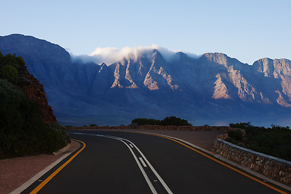 포토 JPG 해외이미지 나무 도로 길 선 여행 곡선 교통시설 자연 하늘 휴가 미래 산 거리 안전 풍경 사람없음 야외 초록색 여름 파란색 계곡 운전 흰색 시골 고속도로 고독 숲 아스팔트 땅 사건 속도 준비 굴곡 남아프리카 루트 무한 방법 케이프타운 수평선 해외202004 해외포토 식물 계절 감정 컬러 교통 컨셉 모션 아프리카 시설 생태계 남아프리카공화국 파일형식 이미지허브