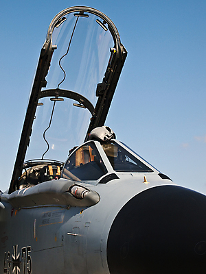 포토 JPG 해외이미지 유럽 산업 날개 비행기 사람없음 기계 덮개 공항 매끈함 지중해 공군 묘사 항공 전쟁 제트기 폭풍 에어쇼 몰타섬 해외202004 해외포토 나라 바다 섬 항공교통 교통시설 날씨 대중교통 군대 뚜껑 감각 쇼 몰타 파일형식 이미지허브