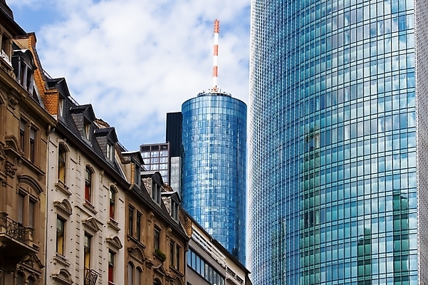 포토 JPG 해외이미지 구름 전통 유럽 벽 건축양식 창문 하늘 지붕 주택 독일 사람없음 건물 파란색 사무실 고층빌딩 역사 재산 진행 유럽연합 프랑크푸르트 해외202004 해외포토 자연요소 건축물 건축 나라 컬러 비즈니스 빌딩 금융 도시 파일형식 이미지허브