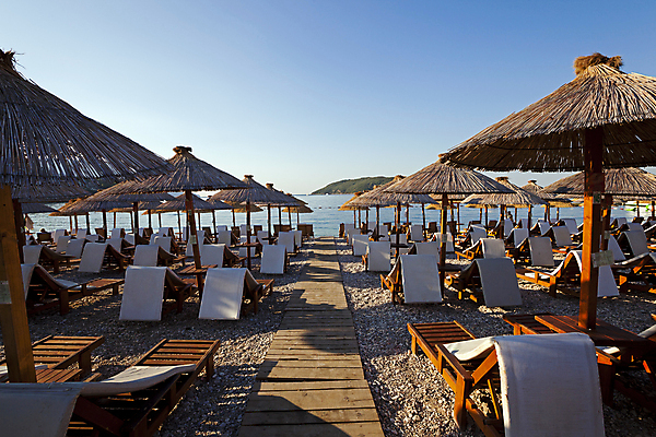 포토 JPG 해외이미지 나무 전통 계절 바다 여행 잎 의자 우산 자연 하늘 지붕 휴가 휴식 항해 풍경 해변 사람없음 야외 목재 여름 여행객 신혼여행 도시 가장자리 떨어짐 지중해 휴양지 복고 양산 안락의자 멀리 옛날 해외202004 해외포토 식물 가구 결혼 컨셉 배_교통 재료 사람 장소 둘레 생태계 파일형식 이미지허브