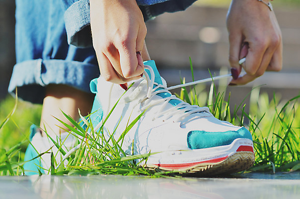 포토 JPG 해외이미지 학생 라이프스타일 계절 공원 여자 행복 스포츠 백그라운드 운동화 신발 자연 넥타이 휴식 건강 관리 사람없음 야외 초록색 노란색 유행 봄 흰색 청바지 이슬 소통 스타일링 스타일 해외202004 해외포토 잡화 공공시설 감정 컬러 컨셉 바지 사람 생활 생태계 파일형식 이미지허브