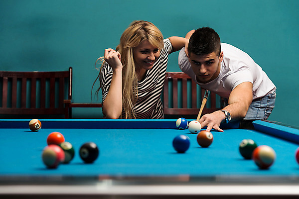 포토 JPG 해외이미지 커플 응시 여자 남자 스포츠 공 놀이 탁자 성공 휴식 실내 사랑 사람 성인 두명 금발 경쟁 우정 우승 당구 집중 클럽 조준 유흥 그루밍족 해외202004 해외포토 헤어스타일 시선 감정 가구 컨셉 관계 내부 친구 뷰티 구기 최고 파일형식 이미지허브