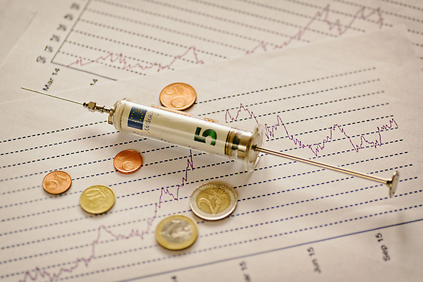 포토 JPG 해외이미지 백그라운드 돈 그래프 주사기 사람없음 금융 약 동전 유로 흰색 재산 약국 슛 주사약 고립 위기 지원 투입 비용 해외202004 해외포토 컬러 의학 의료기기 모션 경제 파일형식 이미지허브