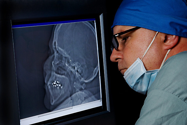 포토 JPG 해외이미지 직업 손 남자 뼈 엑스레이 건강 병원 실험 한명 사람 컴퓨터 사무실 약 머리 모니터 고양이 진료 장비 환자 의사 실험실 뇌 외과 원자력 돌봄 방사선 해골모형 해외202004 해외포토 1 비즈니스 포유류 의학 모션 신체부위 전자제품 반려동물 모형 에너지 의료진 파일형식 이미지허브