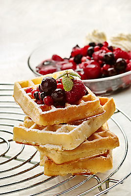 포토 JPG 해외이미지 열매 행복 음식 과일 디저트 사람없음 케이크 달콤 굽기 먹기 민트 크림 산딸기 와플 슈가파우더 해외202004 해외포토 식물 감정 모션 맛 구이 허브 파일형식 이미지허브