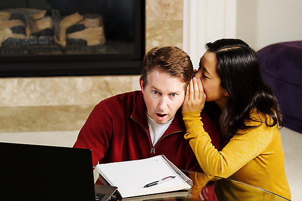 포토 JPG 해외이미지 백인 남자 얼굴 중년 50대 생각 인터넷 비즈니스 노동자 주택 실내 사람 동양인 두명 노트북 컴퓨터 중국 업무 작업 귓속말 충격 섞기 소문 해외202004 해외포토 서양인 직업 아시아 인종 성인 내부 건물 신체부위 전자제품 파일형식 이미지허브