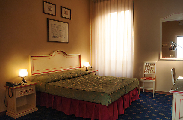 포토 JPG 해외이미지 디자인 별 여행 호텔 사람없음 내부 목재 책 빛 카펫 방 침대 클래식 예약 정문 해외202004 해외포토 자연요소 나무 가구 컨셉 재료 숙소 문 파일형식 이미지허브