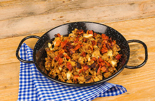 포토 JPG 해외이미지 전통 유럽 음식 빵 부분 육류 돼지고기 사람없음 가로 식사 뜨거움 서빙 점심식사 스페인어 스페인요리 입가심 초리조 핸드메이드 해외202004 해외포토 나라 식재료 스페인 파일형식 이미지허브