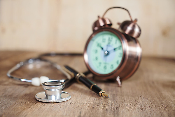 포토 JPG 해외이미지 시계 청진기 탁자 건강 병원 사람없음 목재 치료 약 반사 펜 건강관리 금속 장비 시험 의사 기구 공구 맥박 질병 측정 분수 공포 돌봄 심장병 해외202004 해외포토 나무 교육 가구 재료 의학 의료기기 모션 재질 관리 필기구 의료진 도구 파일형식 이미지허브