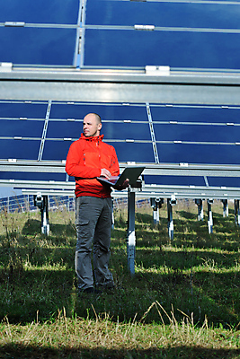 포토 JPG 해외이미지 주간 전신 남자 한명 들기 성인 야외 옆모습 노트북 태양에너지 집열판 성인남자한명만 해외202004 해외포토 자연요소 1 뷰포인트 모션 사람 전자제품 그린에너지 남자한명만 성인남자만 파일형식 이미지허브