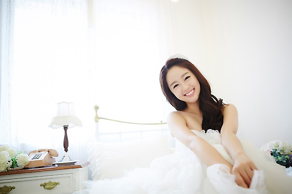 포토 JPG 스튜디오촬영 식물 드레스 여자 꽃 신부 웨딩드레스 가구 결혼 베개 실내 한명 웃음 사람 앉기 동양인 상반신 20대 성인 앞모습 한국인 침대 스탠드 커튼 우아함 전화기 청순 여자만 여자한명만 성인여자만 청년만 청년여자만 성인한명만 청년여자한명만 성인여자한명만 성인만 국내포토 1 옷 뷰포인트 생활용품 컨셉 침구 모션 조명 표정 인종 이벤트 청년 내부 파일형식