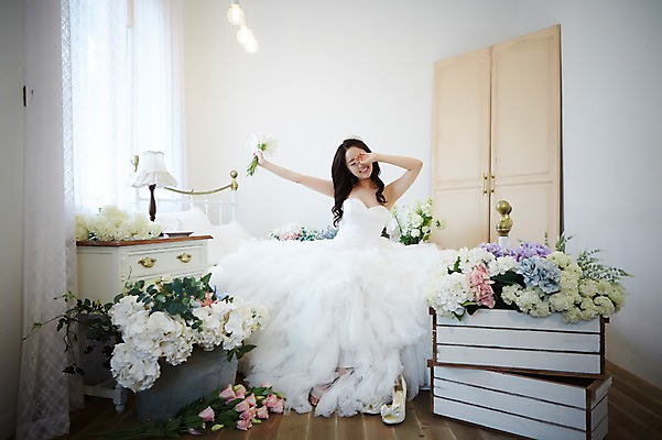 포토 JPG 스튜디오촬영 전신 식물 드레스 여자 꽃 신부 구두 부케 웨딩드레스 가구 결혼 신발 베개 실내 한명 웃음 들기 사람 앉기 동양인 20대 성인 앞모습 한국인 침대 스탠드 커튼 장롱 우아함 청순 여자만 여자한명만 성인여자만 청년만 청년여자만 성인한명만 청년여자한명만 성인여자한명만 성인만 국내포토 1 옷 뷰포인트 꽃다발 생활용품 컨셉 침구 모션 조명 표정 인종 이벤트 청년 내부 파일형식