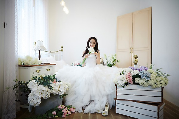 포토 JPG 스튜디오촬영 전신 식물 드레스 여자 꽃 신부 구두 부케 웨딩드레스 가구 결혼 신발 베개 실내 한명 웃음 들기 사람 앉기 동양인 20대 성인 앞모습 한국인 침대 스탠드 커튼 장롱 우아함 청순 여자만 여자한명만 성인여자만 청년만 청년여자만 성인한명만 청년여자한명만 성인여자한명만 성인만 국내포토 1 옷 뷰포인트 꽃다발 생활용품 컨셉 침구 모션 조명 표정 인종 이벤트 청년 내부 파일형식
