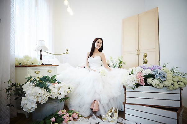 포토 JPG 스튜디오촬영 전신 식물 응시 드레스 여자 꽃 신부 구두 부케 웨딩드레스 가구 결혼 신발 베개 실내 한명 웃음 사람 앉기 동양인 20대 성인 앞모습 한국인 침대 스탠드 커튼 장롱 우아함 깃털 청순 여자만 여자한명만 성인여자만 청년만 청년여자만 성인한명만 청년여자한명만 성인여자한명만 성인만 국내포토 1 시선 옷 뷰포인트 꽃다발 생활용품 컨셉 침구 모션 조명 표정 인종 이벤트 청년 내부 파일형식