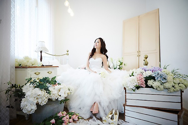 포토 JPG 스튜디오촬영 전신 식물 응시 드레스 여자 꽃 신부 구두 부케 웨딩드레스 가구 결혼 신발 베개 실내 한명 웃음 사람 앉기 동양인 20대 성인 앞모습 한국인 침대 스탠드 커튼 장롱 우아함 깃털 청순 여자만 여자한명만 성인여자만 청년만 청년여자만 성인한명만 청년여자한명만 성인여자한명만 성인만 국내포토 1 시선 옷 뷰포인트 꽃다발 생활용품 컨셉 침구 모션 조명 표정 인종 이벤트 청년 내부 파일형식