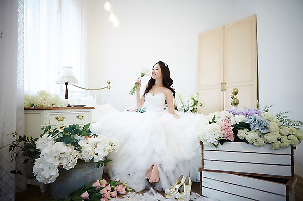 포토 JPG 스튜디오촬영 전신 식물 드레스 여자 꽃 신부 구두 부케 웨딩드레스 가구 결혼 신발 베개 실내 한명 웃음 들기 사람 앉기 동양인 20대 성인 앞모습 눈감음 한국인 침대 스탠드 커튼 장롱 우아함 깃털 냄새 청순 여자만 여자한명만 성인여자만 청년만 청년여자만 성인한명만 청년여자한명만 성인여자한명만 성인만 국내포토 1 옷 뷰포인트 꽃다발 생활용품 컨셉 침구 모션 조명 표정 인종 이벤트 청년 내부 파일형식