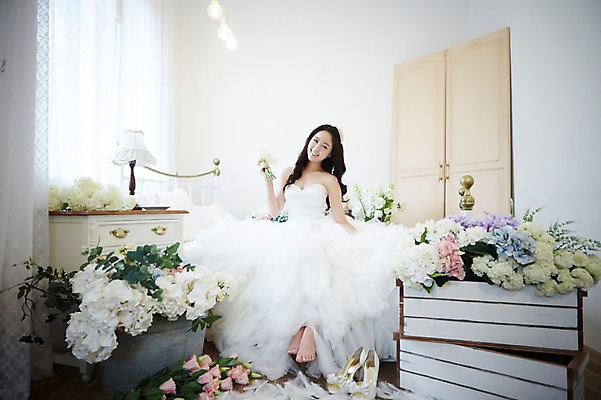 포토 JPG 스튜디오촬영 전신 식물 드레스 여자 꽃 신부 구두 부케 웨딩드레스 가구 결혼 신발 베개 실내 한명 웃음 들기 사람 앉기 동양인 20대 성인 앞모습 한국인 침대 스탠드 커튼 장롱 우아함 깃털 청순 여자만 여자한명만 성인여자만 청년만 청년여자만 성인한명만 청년여자한명만 성인여자한명만 성인만 국내포토 1 옷 뷰포인트 꽃다발 생활용품 컨셉 침구 모션 조명 표정 인종 이벤트 청년 내부 파일형식