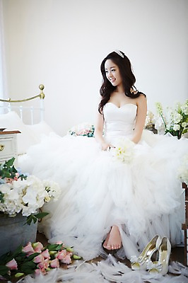 포토 JPG 스튜디오촬영 전신 식물 응시 드레스 여자 꽃 신부 구두 부케 웨딩드레스 가구 결혼 신발 베개 실내 한명 웃음 들기 사람 앉기 동양인 20대 성인 앞모습 한국인 침대 우아함 깃털 청순 여자만 여자한명만 성인여자만 청년만 청년여자만 성인한명만 청년여자한명만 성인여자한명만 성인만 국내포토 1 시선 옷 뷰포인트 꽃다발 생활용품 컨셉 침구 모션 표정 인종 이벤트 청년 내부 파일형식