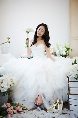 포토 JPG 스튜디오촬영 전신 식물 드레스 여자 꽃 신부 구두 부케 웨딩드레스 가구 결혼 신발 베개 실내 한명 웃음 들기 사람 앉기 동양인 20대 성인 앞모습 한국인 침대 우아함 깃털 청순 여자만 여자한명만 성인여자만 청년만 청년여자만 성인한명만 청년여자한명만 성인여자한명만 성인만 국내포토 1 옷 뷰포인트 꽃다발 생활용품 컨셉 침구 모션 표정 인종 이벤트 청년 내부 파일형식