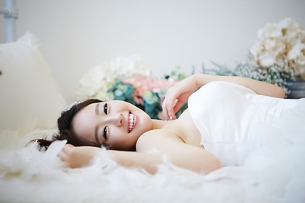 포토 JPG 스튜디오촬영 드레스 여자 꽃 신부 웨딩드레스 결혼 베개 실내 한명 웃음 사람 동양인 상반신 20대 성인 옆모습 아웃포커스 눕기 한국인 침대 우아함 깃털 청순 여자만 여자한명만 성인여자만 청년만 청년여자만 성인한명만 청년여자한명만 성인여자한명만 성인만 국내포토 식물 1 옷 뷰포인트 가구 컨셉 침구 모션 촬영기법 표정 인종 이벤트 청년 내부 파일형식