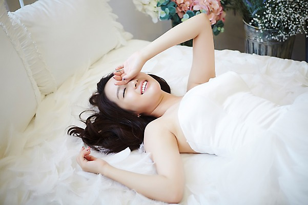포토 JPG 스튜디오촬영 드레스 여자 꽃 신부 웨딩드레스 결혼 베개 실내 한명 웃음 사람 동양인 상반신 20대 성인 눕기 눈감음 한국인 침대 우아함 깃털 청순 여자만 여자한명만 성인여자만 청년만 청년여자만 성인한명만 청년여자한명만 성인여자한명만 성인만 국내포토 식물 1 옷 가구 컨셉 침구 모션 표정 인종 이벤트 청년 내부 파일형식