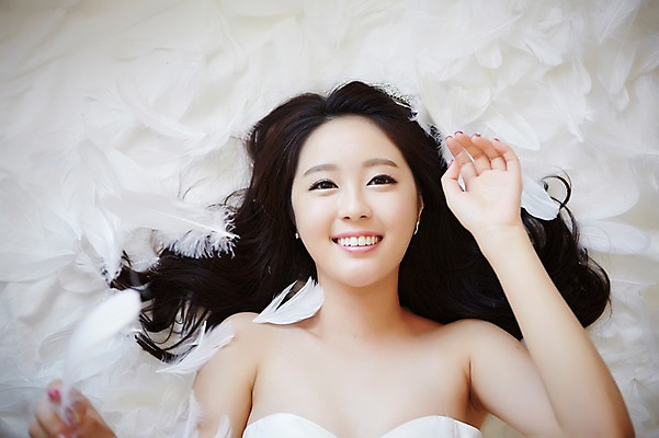 포토 JPG 스튜디오촬영 드레스 여자 신부 웨딩드레스 결혼 실내 한명 웃음 사람 동양인 상반신 20대 성인 앞모습 하이앵글 눕기 한국인 침대 우아함 깃털 청순 여자만 여자한명만 성인여자만 청년만 청년여자만 성인한명만 청년여자한명만 성인여자한명만 성인만 국내포토 1 옷 뷰포인트 가구 컨셉 모션 표정 인종 이벤트 청년 내부 파일형식