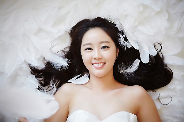 포토 JPG 스튜디오촬영 드레스 여자 신부 웨딩드레스 결혼 실내 한명 웃음 사람 동양인 상반신 20대 성인 앞모습 하이앵글 눕기 한국인 침대 우아함 깃털 청순 여자만 여자한명만 성인여자만 청년만 청년여자만 성인한명만 청년여자한명만 성인여자한명만 성인만 국내포토 1 옷 뷰포인트 가구 컨셉 모션 표정 인종 이벤트 청년 내부 파일형식