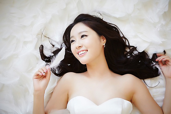 포토 JPG 스튜디오촬영 응시 드레스 여자 신부 웨딩드레스 결혼 실내 한명 웃음 들기 사람 동양인 상반신 20대 성인 앞모습 하이앵글 눕기 한국인 침대 우아함 깃털 청순 여자만 여자한명만 성인여자만 청년만 청년여자만 성인한명만 청년여자한명만 성인여자한명만 성인만 국내포토 1 시선 옷 뷰포인트 가구 컨셉 모션 표정 인종 이벤트 청년 내부 파일형식