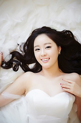 포토 JPG 스튜디오촬영 드레스 여자 신부 웨딩드레스 결혼 실내 한명 웃음 사람 동양인 상반신 20대 성인 앞모습 하이앵글 눕기 한국인 침대 우아함 깃털 청순 여자만 여자한명만 성인여자만 청년만 청년여자만 성인한명만 청년여자한명만 성인여자한명만 성인만 국내포토 1 옷 뷰포인트 가구 컨셉 모션 표정 인종 이벤트 청년 내부 파일형식