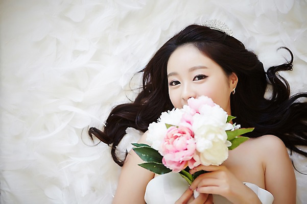 포토 JPG 스튜디오촬영 식물 드레스 여자 꽃 신부 부케 웨딩드레스 결혼 실내 한명 웃음 사람 동양인 상반신 20대 성인 앞모습 하이앵글 눕기 한국인 침대 우아함 깃털 청순 여자만 여자한명만 성인여자만 청년만 청년여자만 성인한명만 청년여자한명만 성인여자한명만 성인만 국내포토 1 옷 뷰포인트 꽃다발 가구 컨셉 모션 표정 인종 이벤트 청년 내부 파일형식
